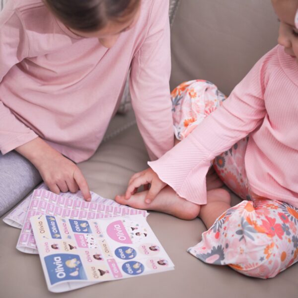 Barn som ser på navnelapp-sett