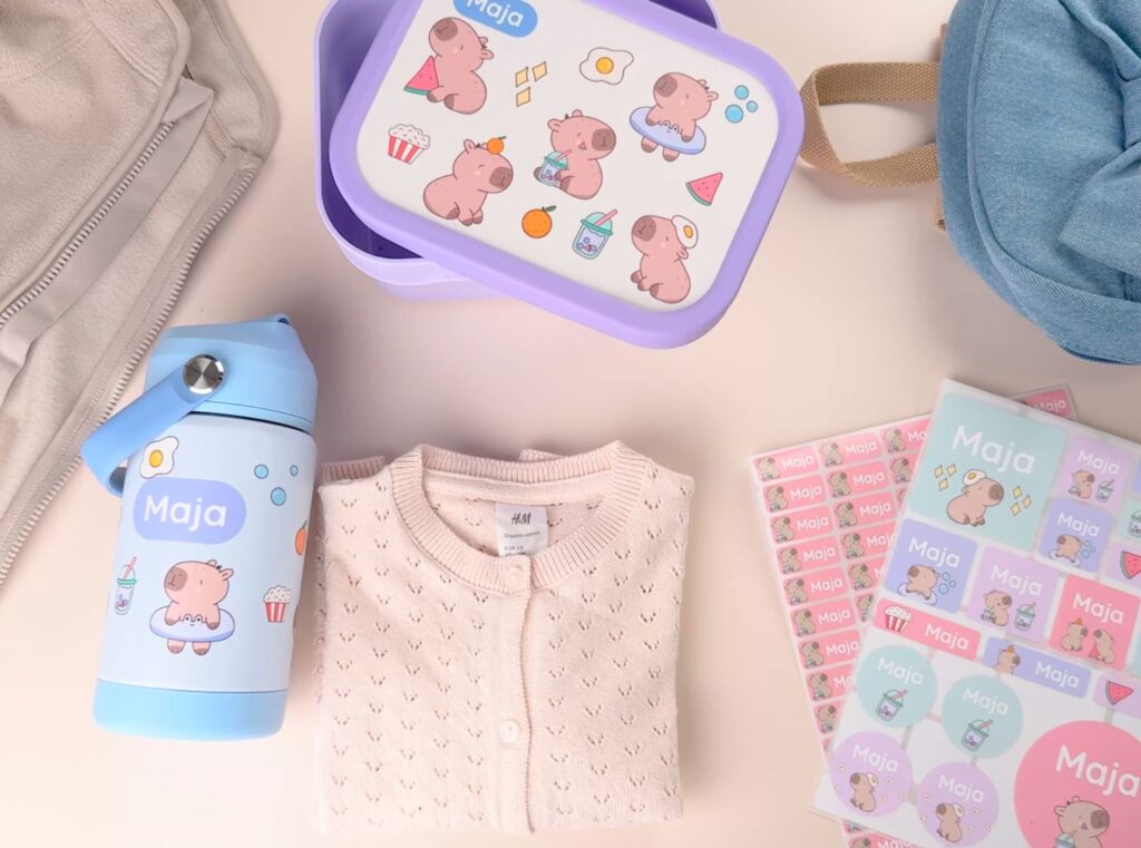 Matboks, drikkeflaske og navnelapper med navn og capybara design