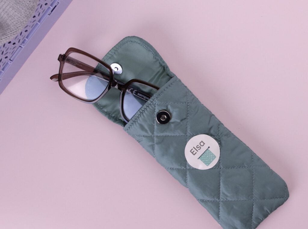 Stor navnelapp på brilleetui