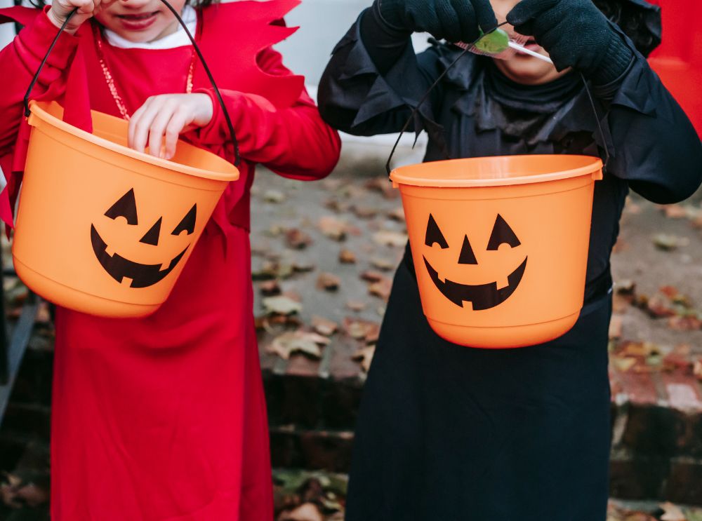 Barn med gresskarbøtter på halloween
