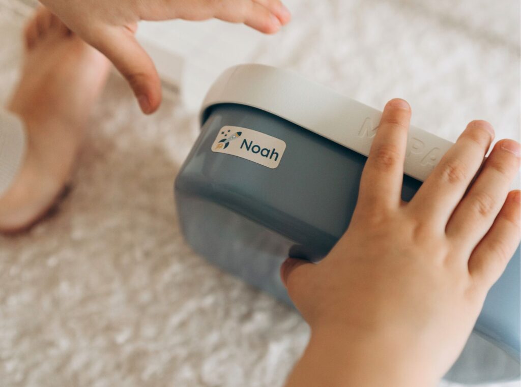 Navnelapp på en matboks til barn