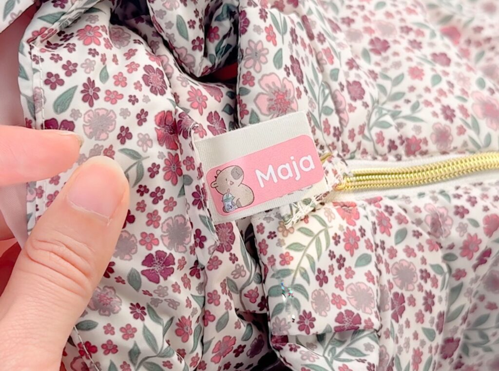 Navnelapp med capybara motiv på en vinterdress