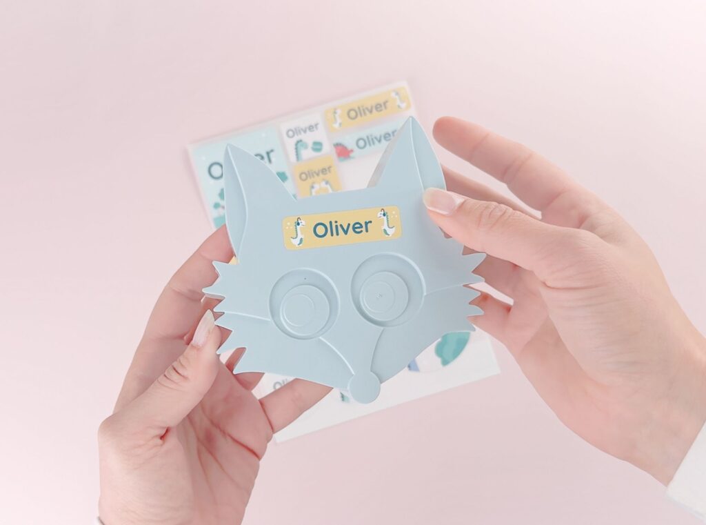 Stor navnelapp på en matboks formet som en rev