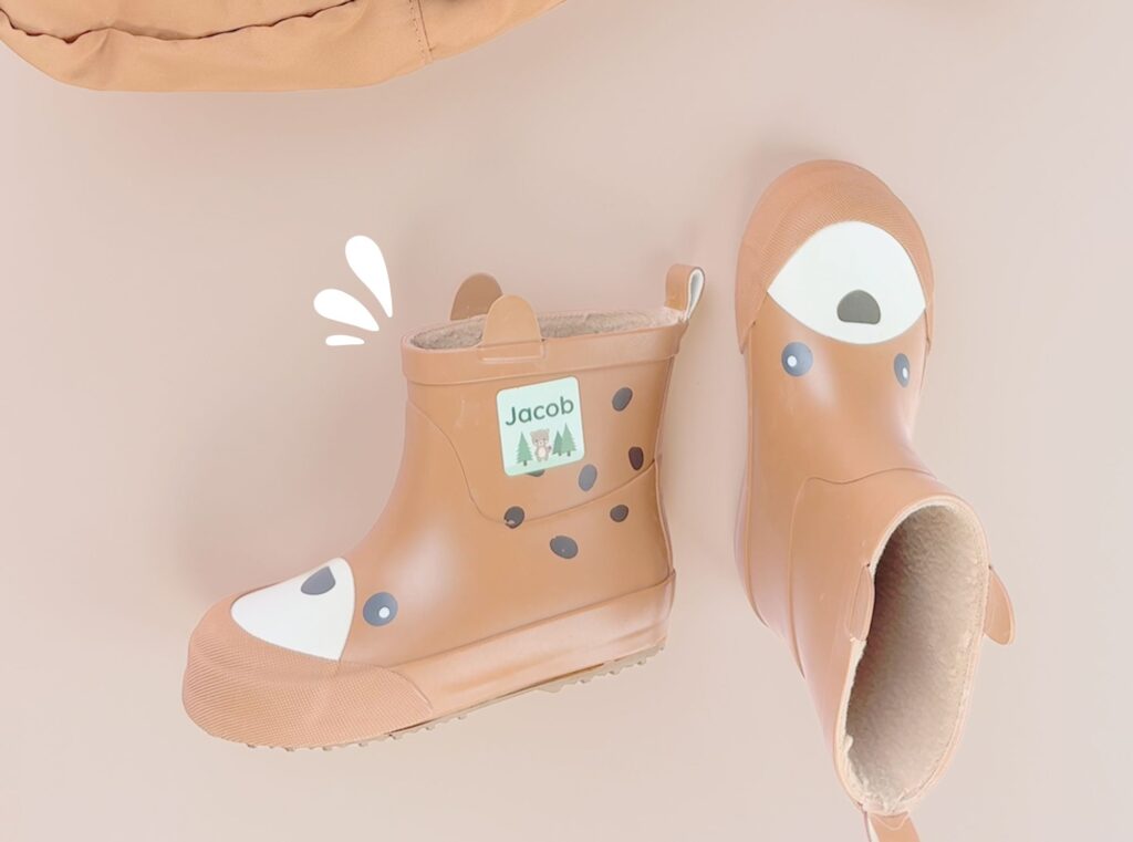 Store navnelapper på brune gummistøvler