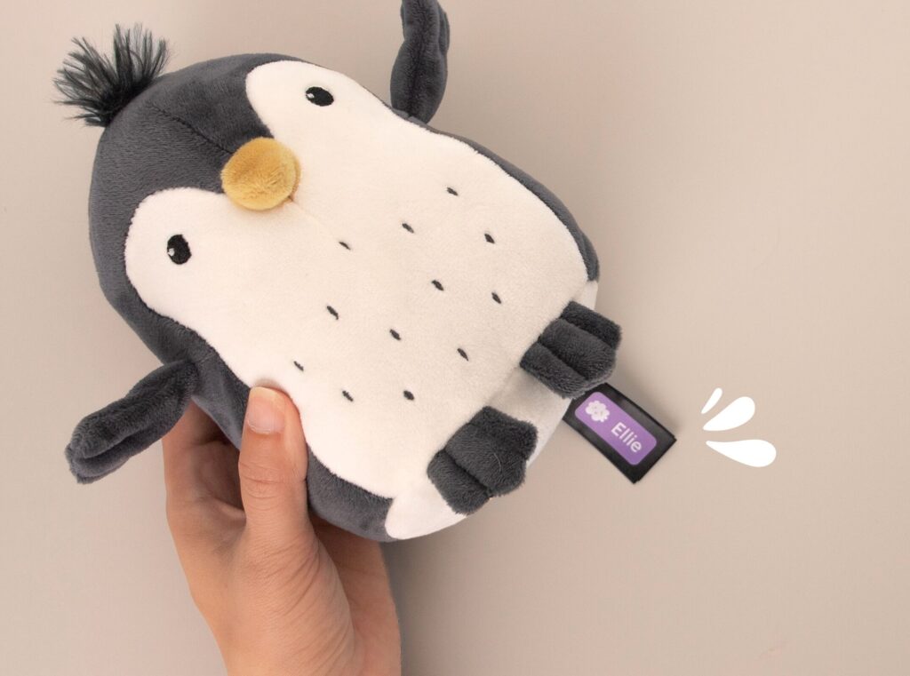 lilla navnelapp på en pingvin-kosebamse