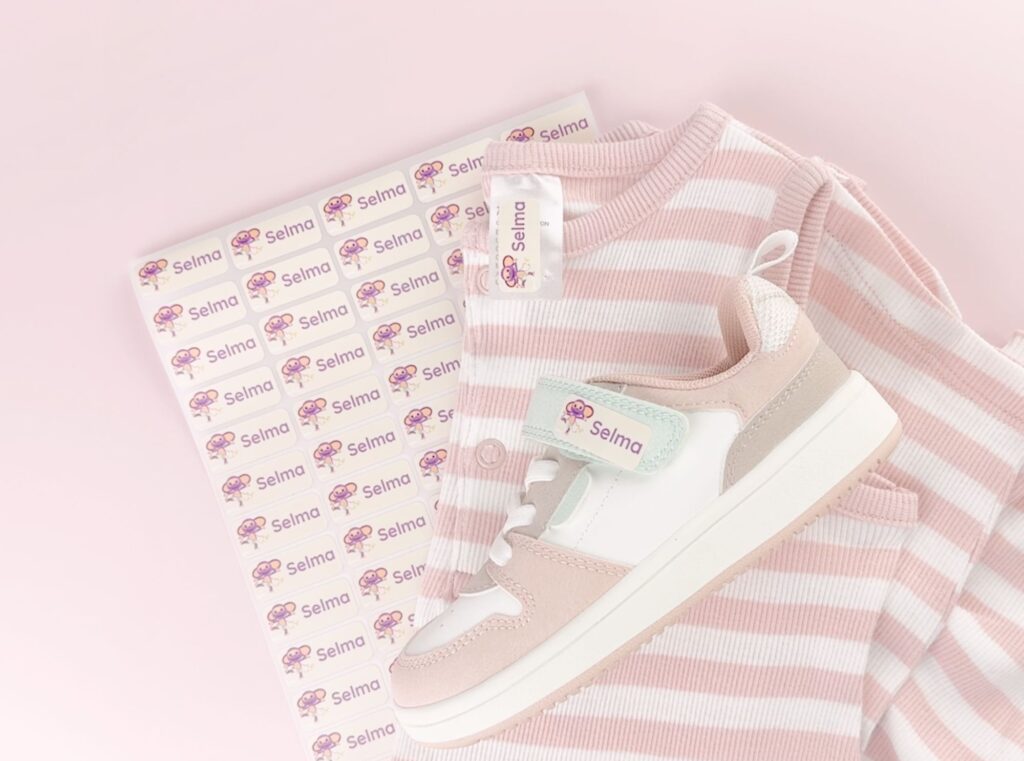 Enklere barnehagehverdag med riktige navnelapper 2 Navnelapper med fantus på sko og klær