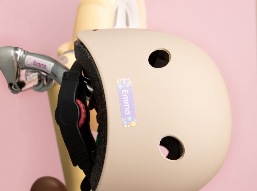 Enklere barnehagehverdag med riktige navnelapper 3 Store navnelapper med navnet emma på en sykkelhjelm