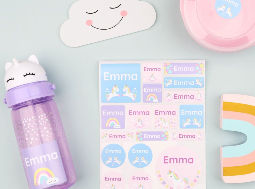 Enklere barnehagehverdag med riktige navnelapper 4 Store navnelapper med enhjørning på festet på en drikkeflaske