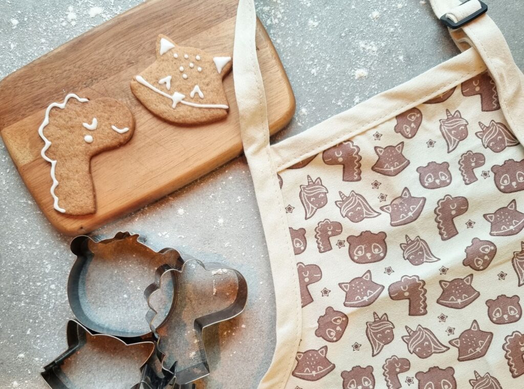 Pepperkakeformer og bakeforkle fra lappeliten