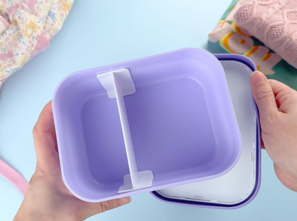 Stor matboks til barn – når trenger du det, og hva får plass? 1 Bilde som viser innsiden av lappelitens lilla matboks